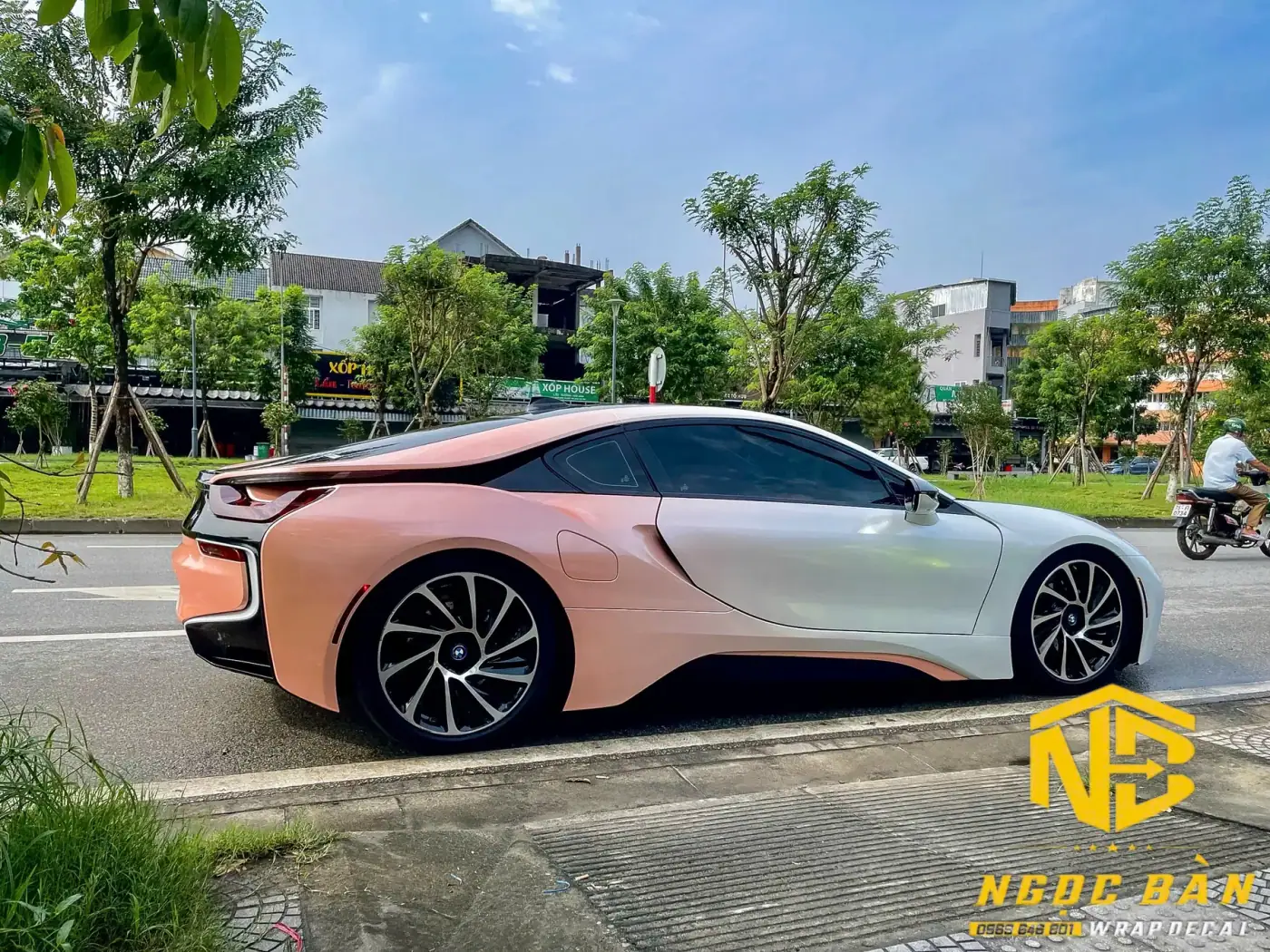 BMW I8 -Pink White Gradient